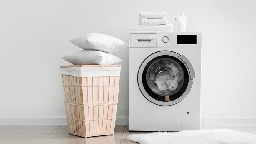 Come lavare i cuscini senza rovinarli? Dipende dall’imbottitura!